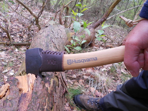 Husqvarna bijtend in het hout