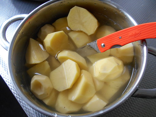 Tussen de aardappels in zout water