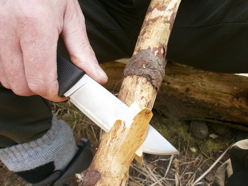 Hout doorsnijden met Fällkniven F1