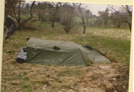 Zijaanzicht poncho tent